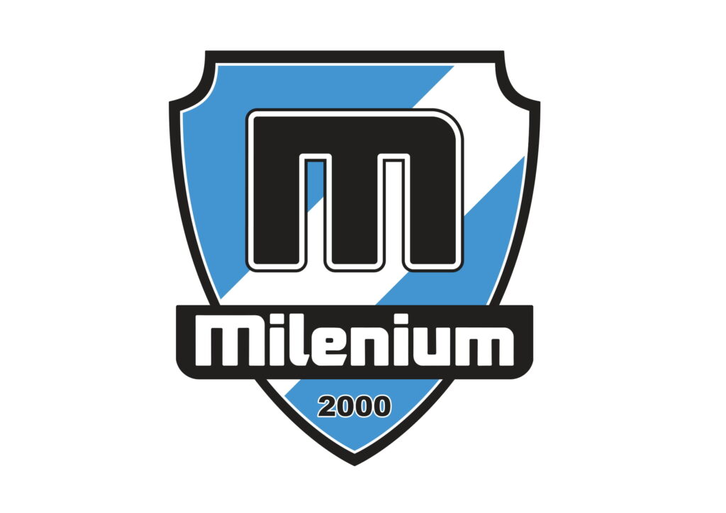 Logo klubu sportowego PKS MILENIUM Skawina. Tarcza w biało-niebieskie poprzecznie ułozone pasy. Po środku czarna litera m. Pod spodem biały napis: ,,Milenium'' oraz czarny napis: ,,2000''