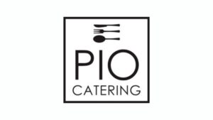 Logo firmy Pio Catering. Znak w kształcie kwadratu. W środku czarnej ramy, na środku u góry nóż, widelec, łyżka. Pod sztuścami duży napis PIO, pod nim: Catering.
