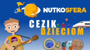 Dziecięca, kolorowa grafika przedstawiająca rysunkowe planety Układu Słonecznego, Słońce oraz chłopca z gitarą.