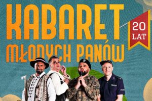 Na grafice widać czterech członków Kabaretu Młodych Panów w charakterystycznych kostiumach: góralskim, eleganckim, wojskowym i policyjnym. Nad nimi duży napis: „Kabaret Młodych Panów”, a obok czerwony proporczyk z napisem „20 lat”. Tło jest kolorowe, w stylu plakatu jubileuszowego.