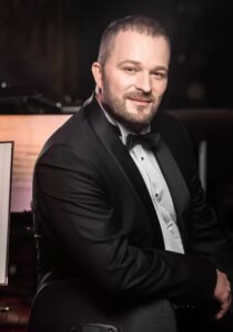 Elegancki mężczyzna w czarnym smokingu.