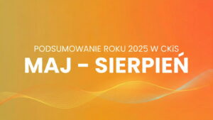 Grafika z ciepłym, pomarańczowo-żółtym gradientem. Na środku biały napis: „Podsumowanie roku 2025 w CKiS – Maj–Sierpień”. U dołu dekoracyjna, falująca linia.