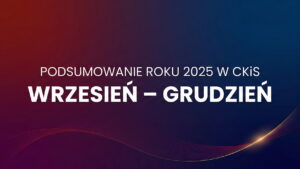 Grafika z ciemnym, czerwono-granatowym gradientem. Na środku biały napis: „Podsumowanie roku 2025 w CKiS – Wrzesień–Grudzień”. U dołu widoczna delikatna, falująca linia dekoracyjna.
