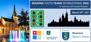 Plakat promujący międzynarodowy turniej brydżowy Skawina Youth Teams International 2026 ku pamięci Leszka Nowaka. Na grafice widoczne jest nocne zdjęcie rynku w Skawinie z kolorową fontanną i wieżą ratusza. Obok znajdują się logotypy Polskiego Związku Brydża Sportowego oraz organizatorów – Centrum Kultury i Sportu w Skawinie i Miasta i Gminy Skawina. Plakat informuje, że wydarzenie odbędzie się 19–22 marca 2026 roku.