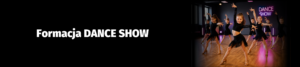 Grafika promująca zajęcia „Formacja DANCE SHOW”. Po prawej stronie grupa dziewczynek w czarnych strojach tanecznych wykonuje synchroniczny układ na sali tanecznej.