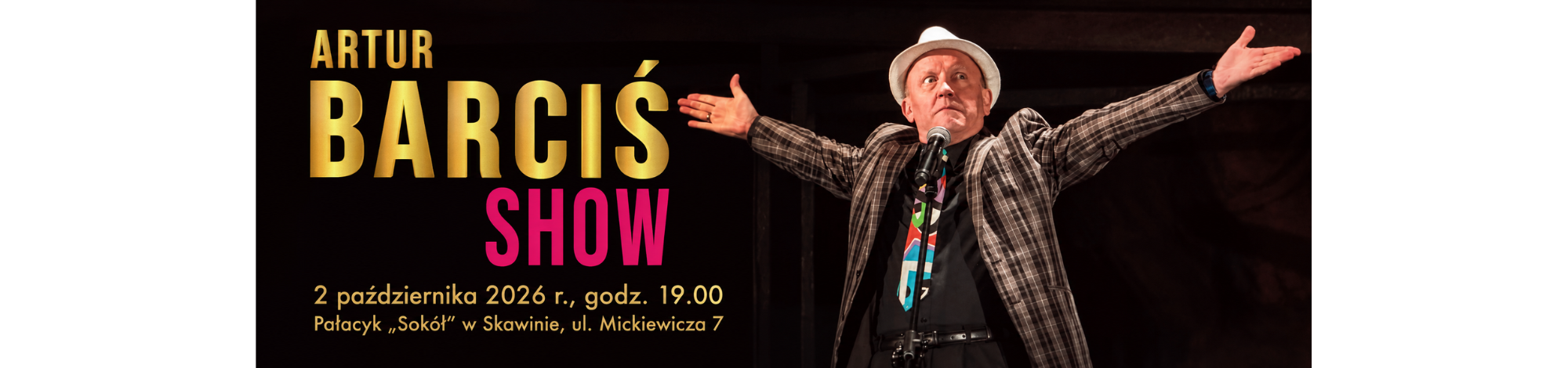 Grafika promująca „Artur Barciś Show”. Po prawej stronie Artur Barciś w jasnym kapeluszu i kraciastej marynarce stoi przy mikrofonie z szeroko rozłożonymi rękami. Po lewej duży złoto-różowy napis „Artur Barciś Show”. Poniżej informacje: 2 października 2026 r., godz. 19.00, Pałacyk „Sokół” w Skawinie, ul. Mickiewicza 7. Całość utrzymana w ciemnej, teatralnej kolorystyce.