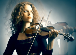 Na szarym tle kobieta grająca na skrzypcach.